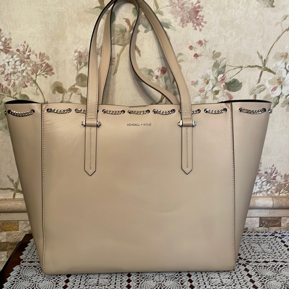 Kendall Kylie Bags Kendall Kylie Izzy Chain Tote Cream Tan